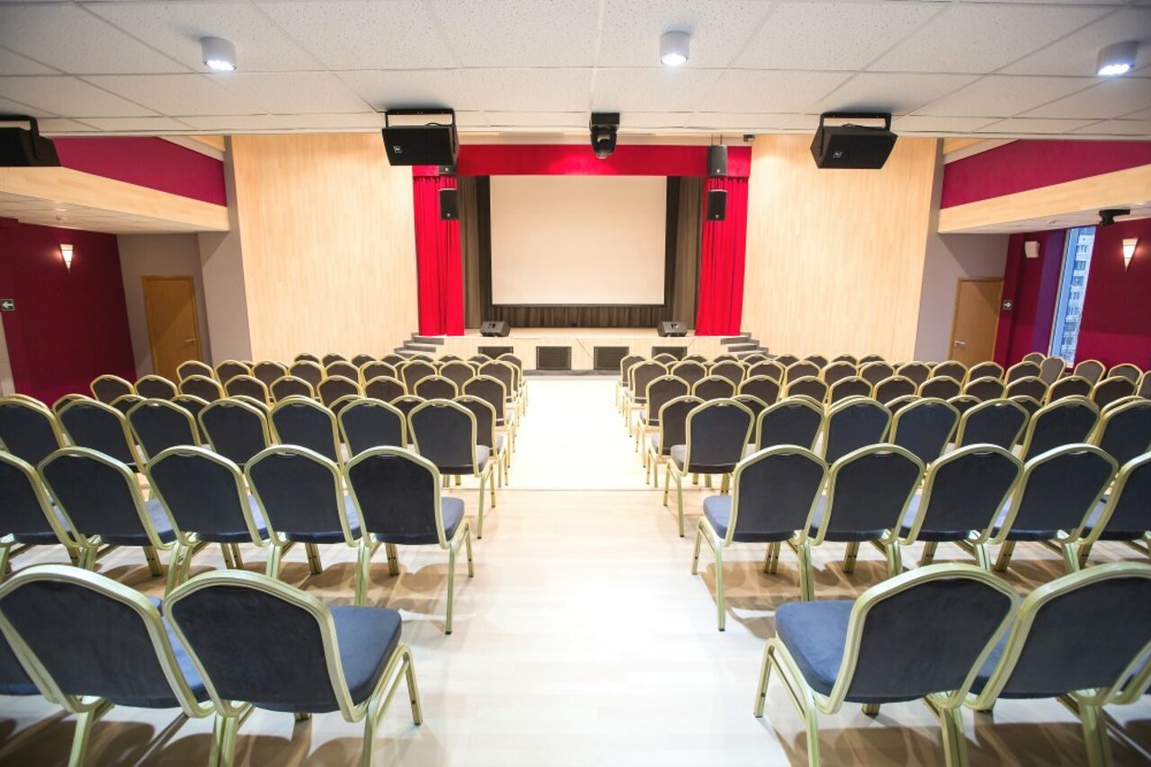 Арендовать Академия "Май"