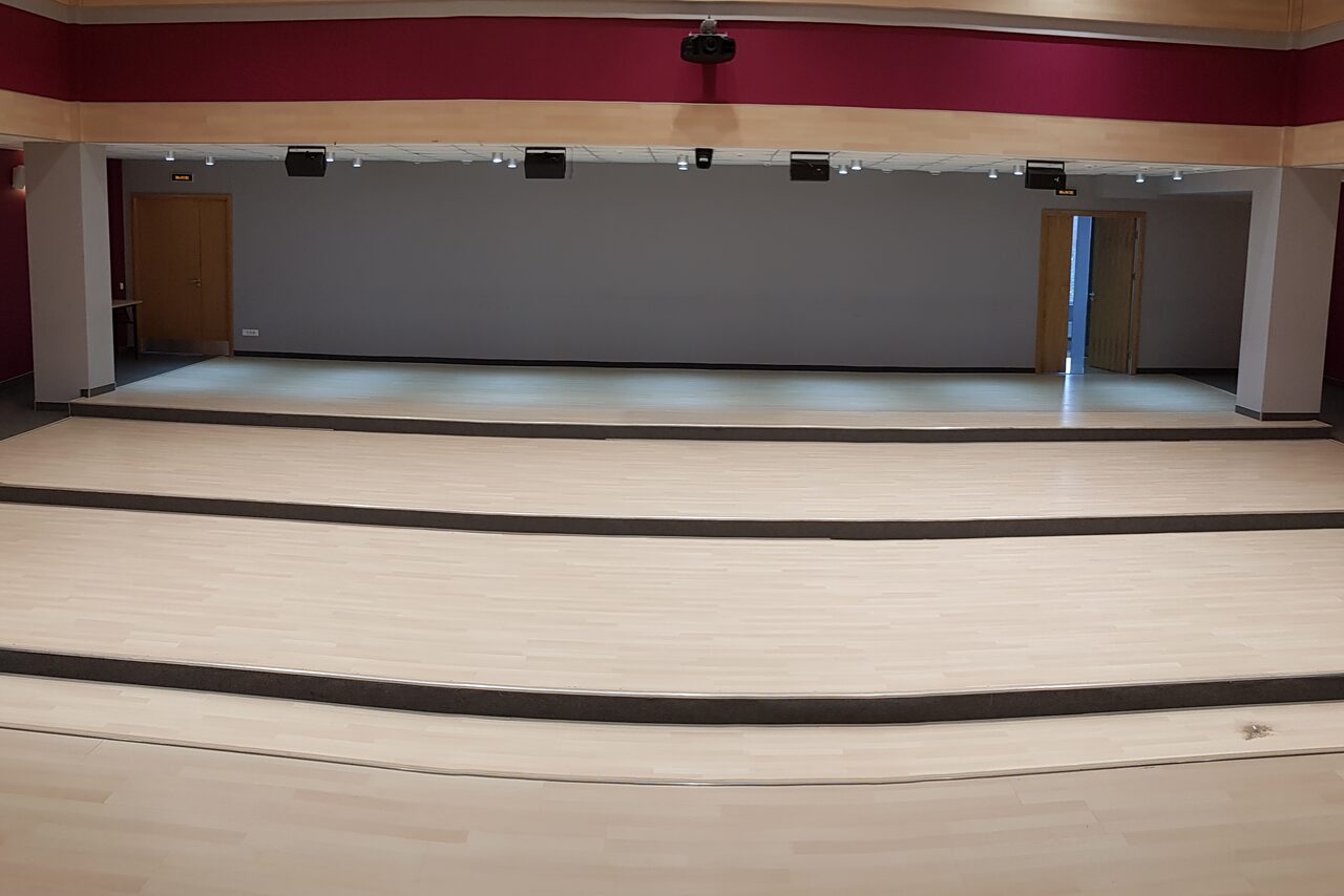 Арендовать Академия "Май"