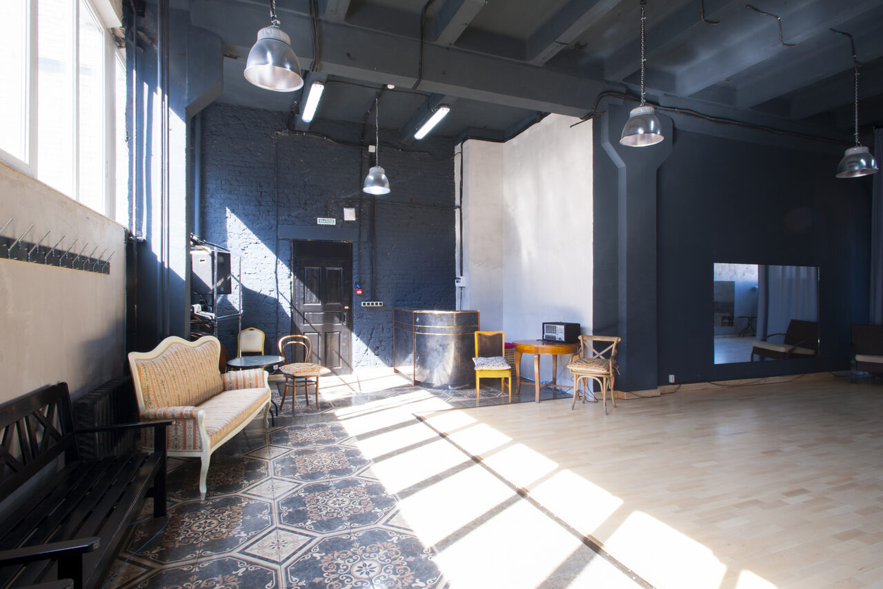 Арендовать Tango Center (Танго Центр). Каминный зал с деревянным паркетом