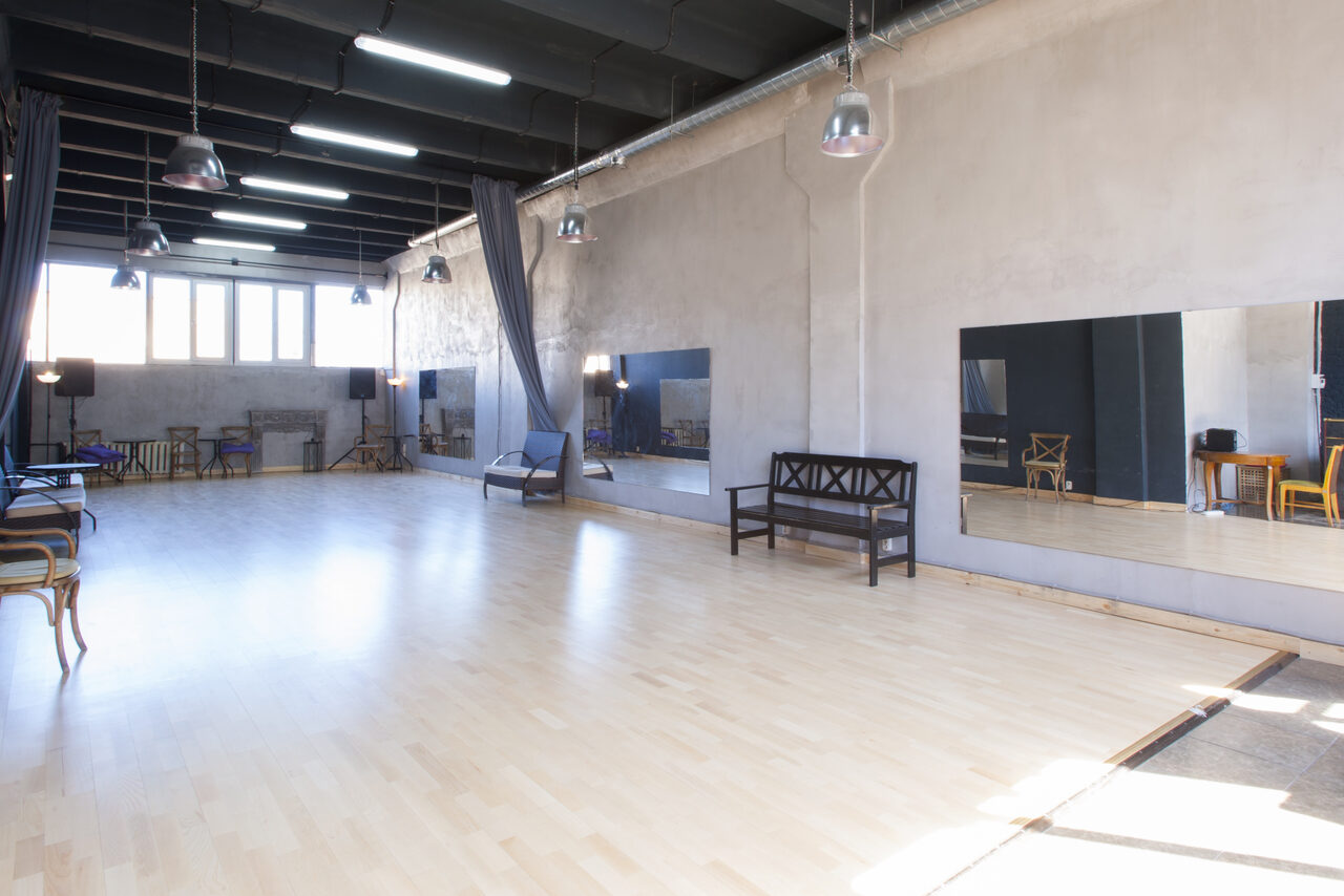 Арендовать Tango Center (Танго Центр). Каминный зал с деревянным паркетом