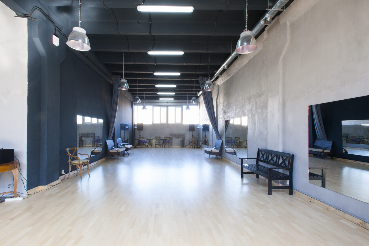 Арендовать Tango Center (Танго Центр). Каминный зал с деревянным паркетом