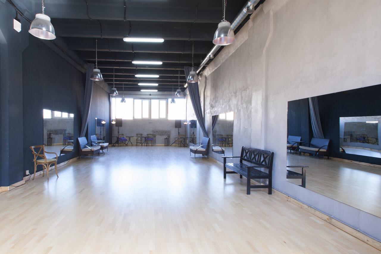 Арендовать Tango Center (Танго Центр). Каминный зал с деревянным паркетом