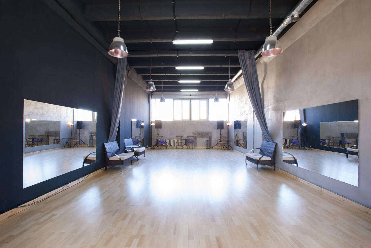 Арендовать Tango Center (Танго Центр). Каминный зал с деревянным паркетом