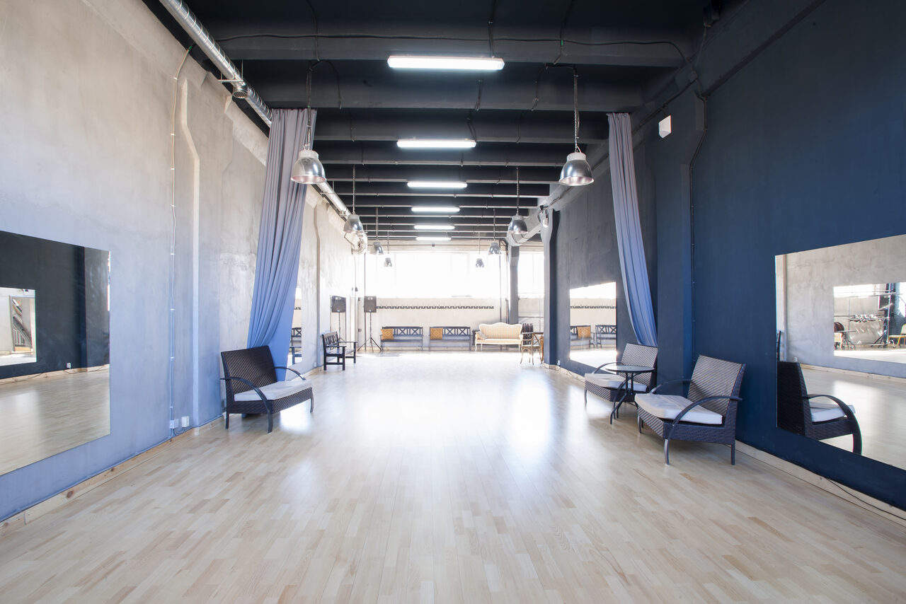 Арендовать Tango Center (Танго Центр). Каминный зал с деревянным паркетом