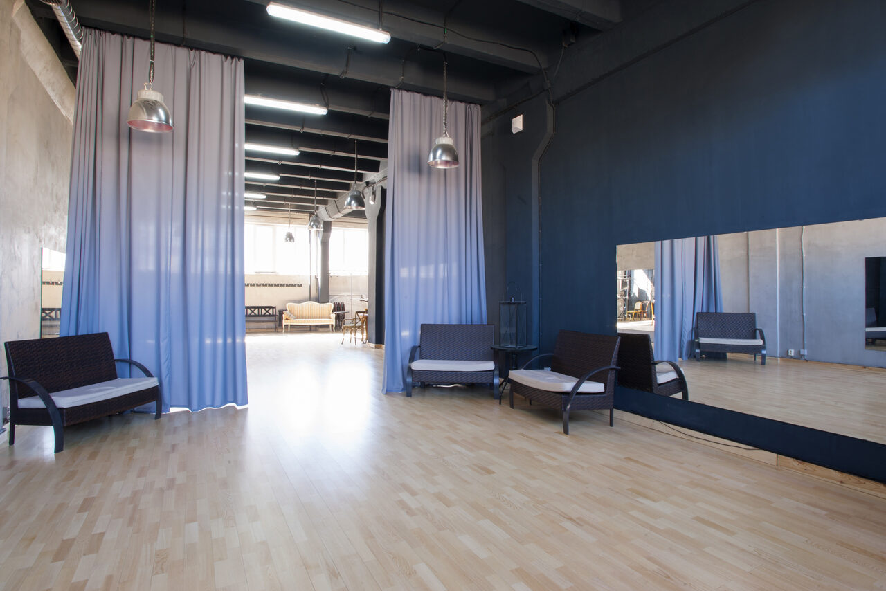 Арендовать Tango Center (Танго Центр). Каминный зал с деревянным паркетом