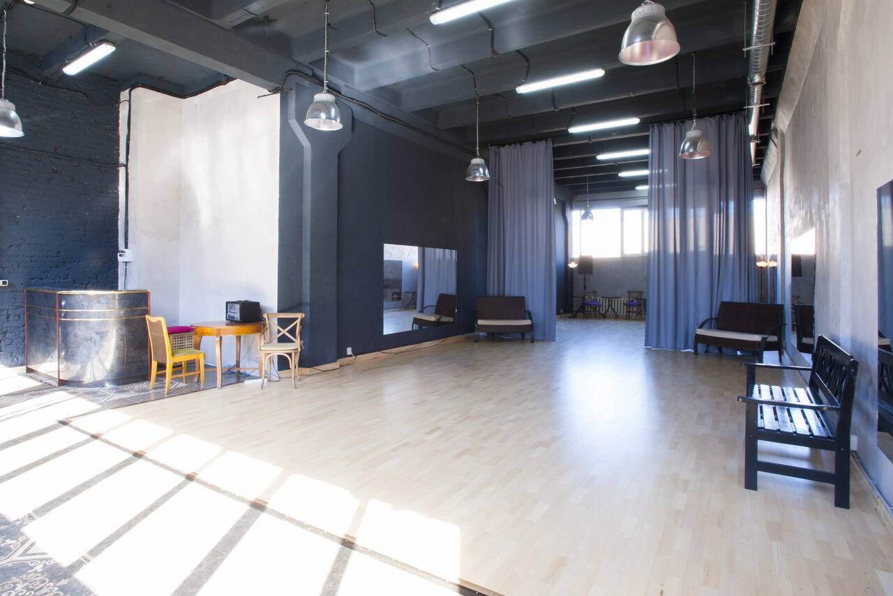 Арендовать Tango Center (Танго Центр). Каминный зал с деревянным паркетом