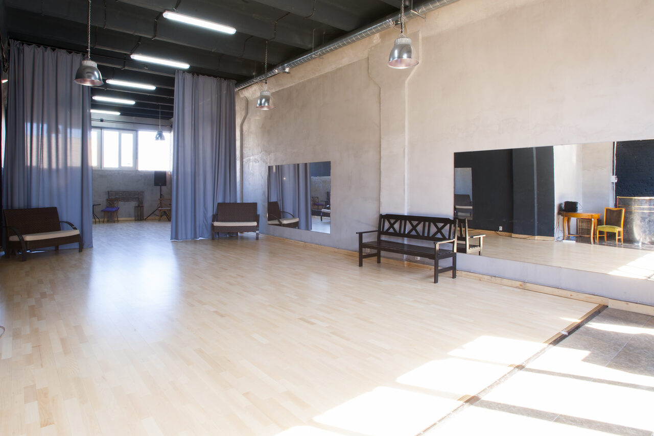 Арендовать Tango Center (Танго Центр). Каминный зал с деревянным паркетом