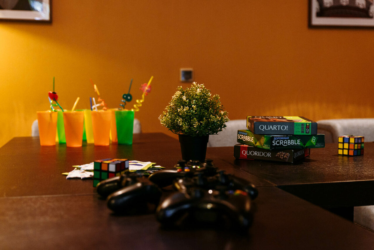 Арендовать Party Time (Пати Тайм). Яркое пространство с большим экраном и играми