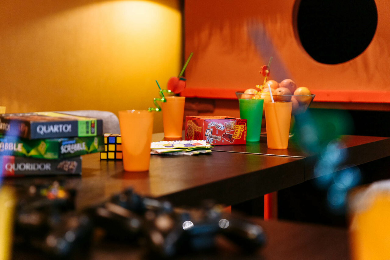 Арендовать Party Time (Пати Тайм). Яркое пространство с большим экраном и играми