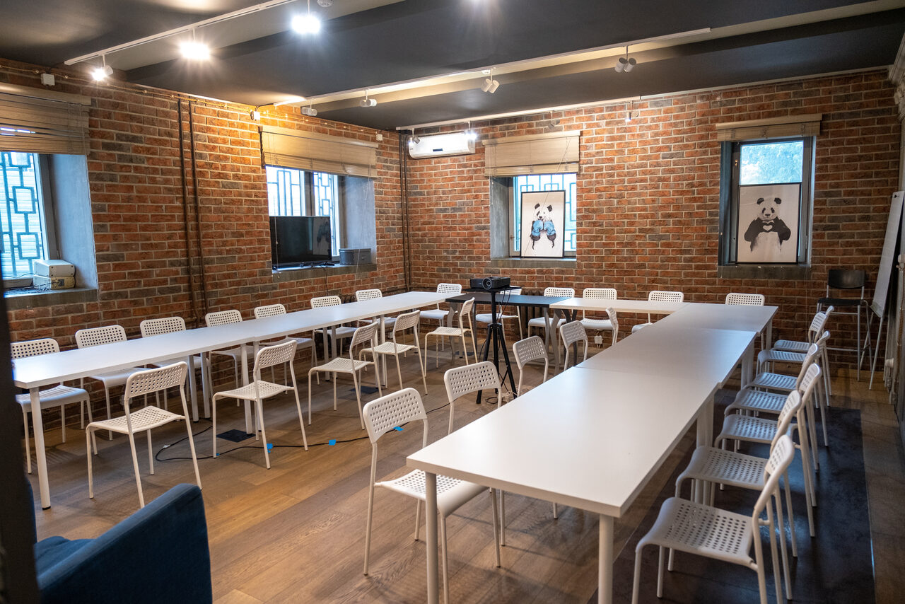 Арендовать Лофт на баррикадной. Зал в особняке для деловых мероприятий