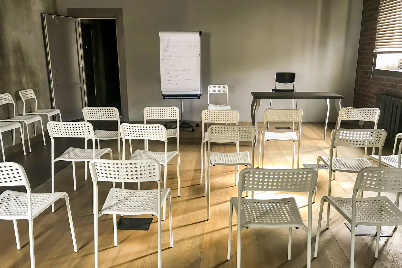 Арендовать Лофт на баррикадной. Зал в особняке для деловых мероприятий