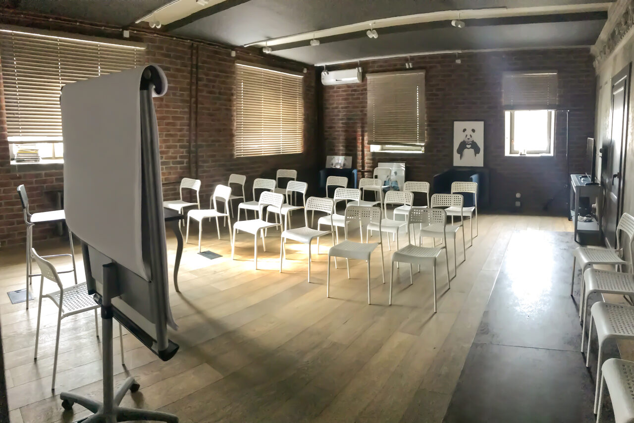 Арендовать Лофт на баррикадной. Зал в особняке для деловых мероприятий