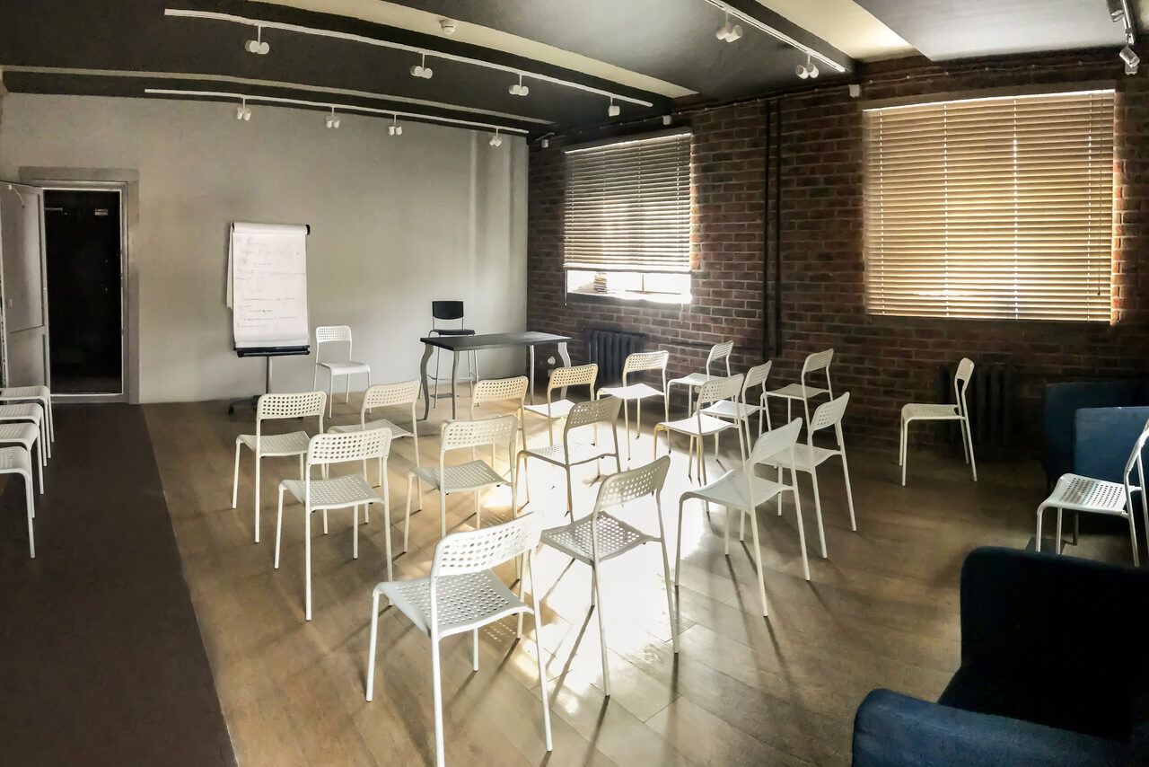 Арендовать Лофт на баррикадной. Зал в особняке для деловых мероприятий