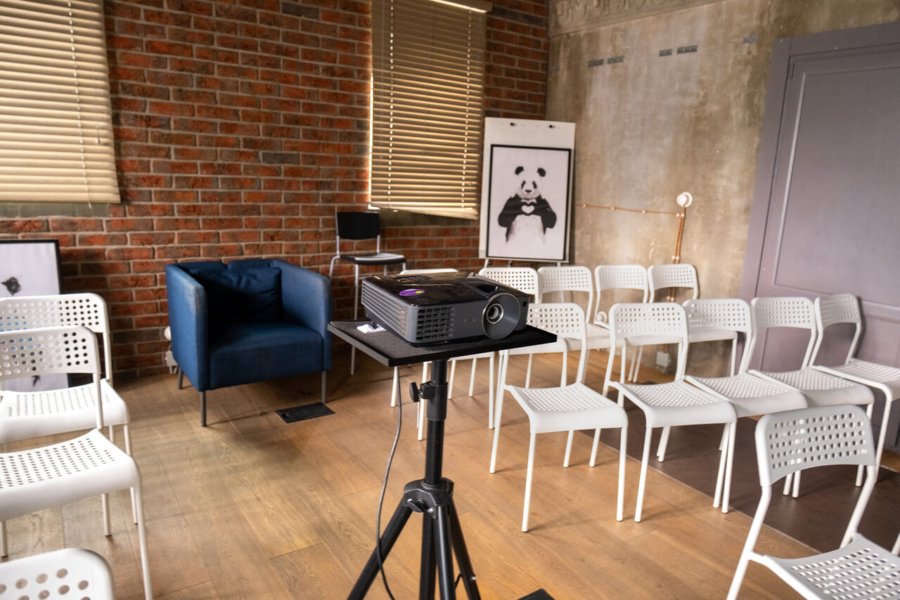 Арендовать Лофт на баррикадной. Зал в особняке для деловых мероприятий