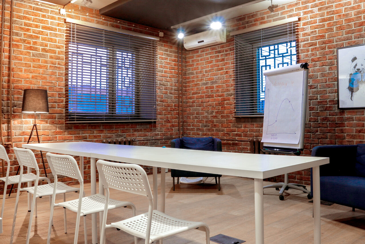 Арендовать Лофт на баррикадной. Зал в особняке для деловых мероприятий