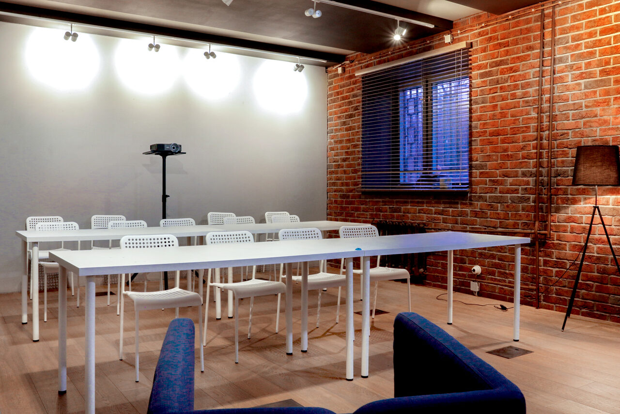 Арендовать Лофт на баррикадной. Зал в особняке для деловых мероприятий