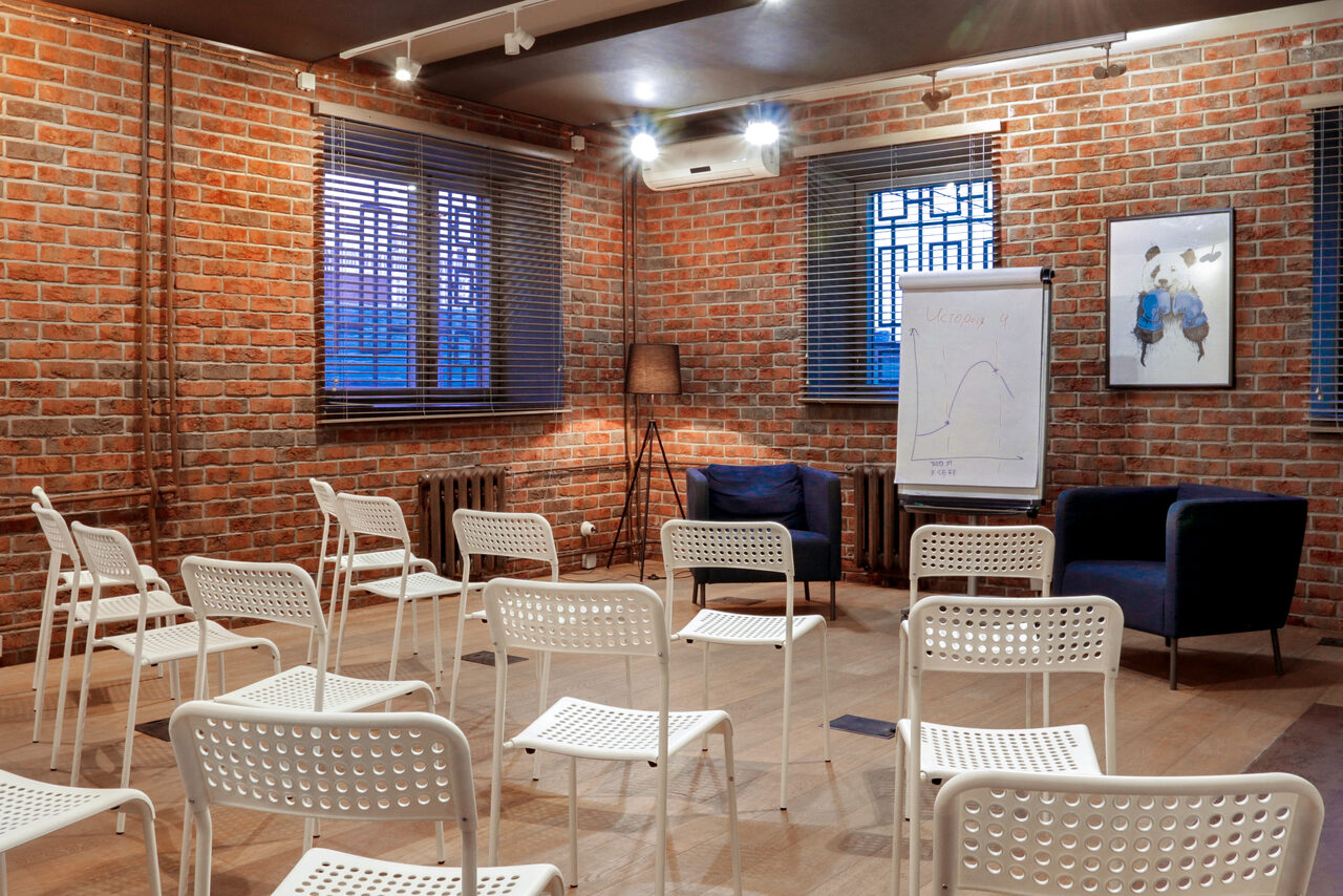 Арендовать Лофт на баррикадной. Зал в особняке для деловых мероприятий