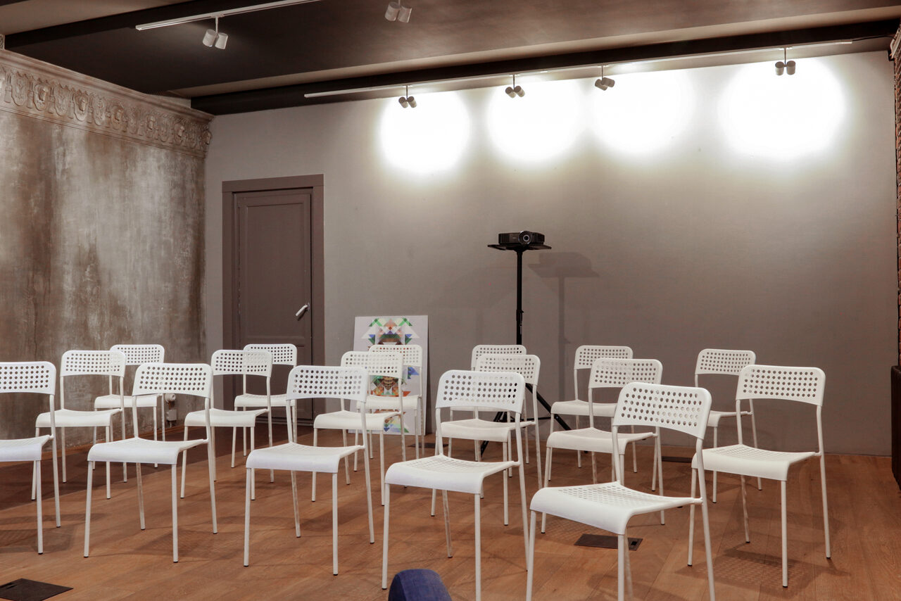 Арендовать Лофт на баррикадной. Зал в особняке для деловых мероприятий