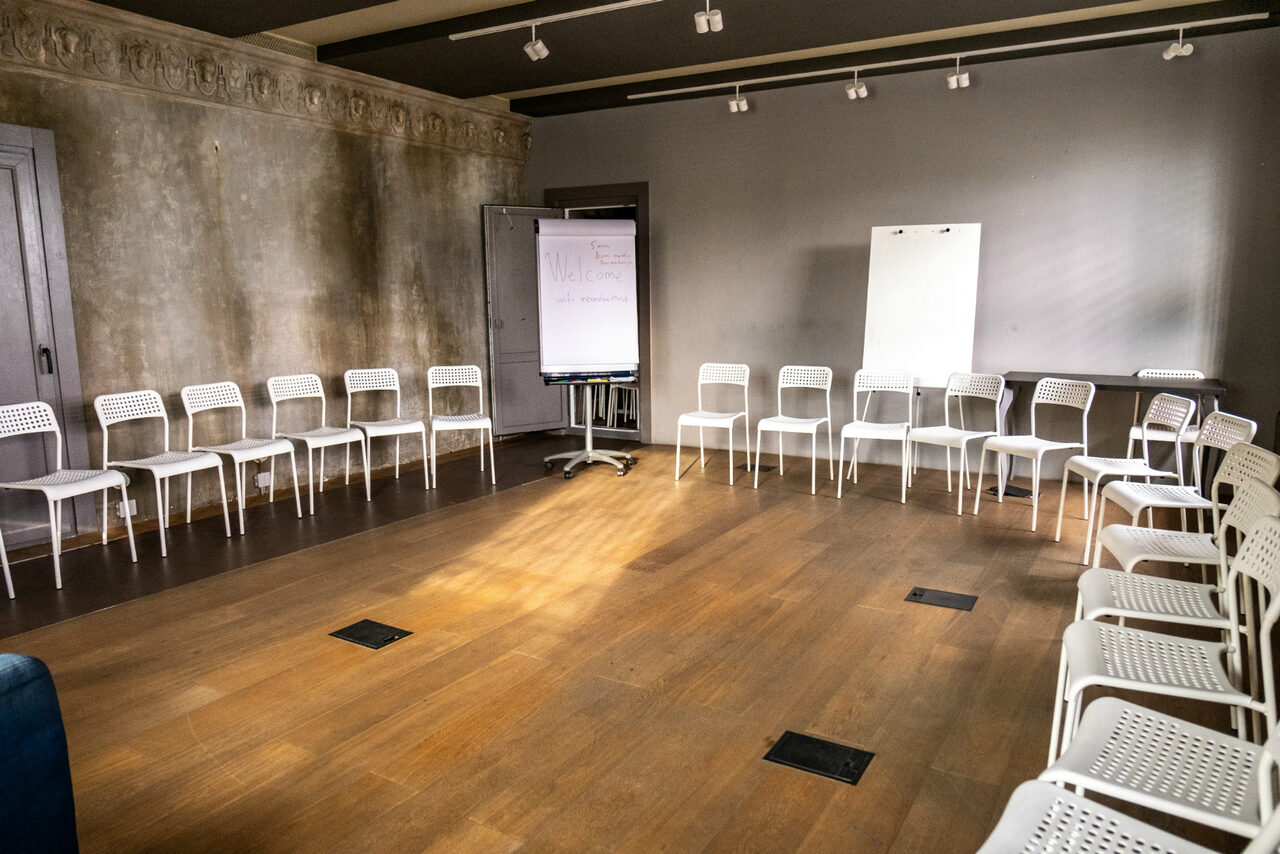 Арендовать Лофт на баррикадной. Зал в особняке для деловых мероприятий