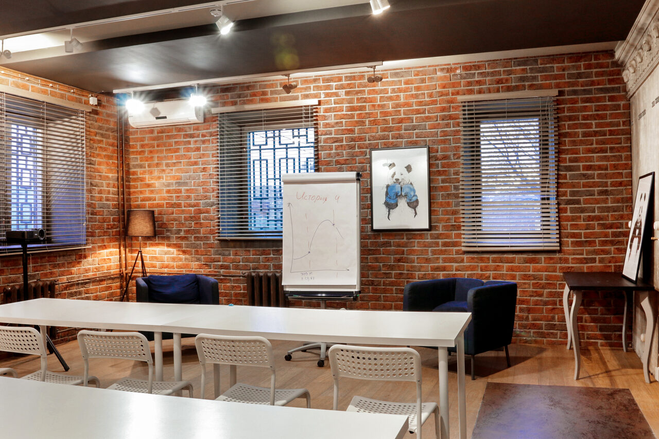 Арендовать Лофт на баррикадной. Зал в особняке для деловых мероприятий