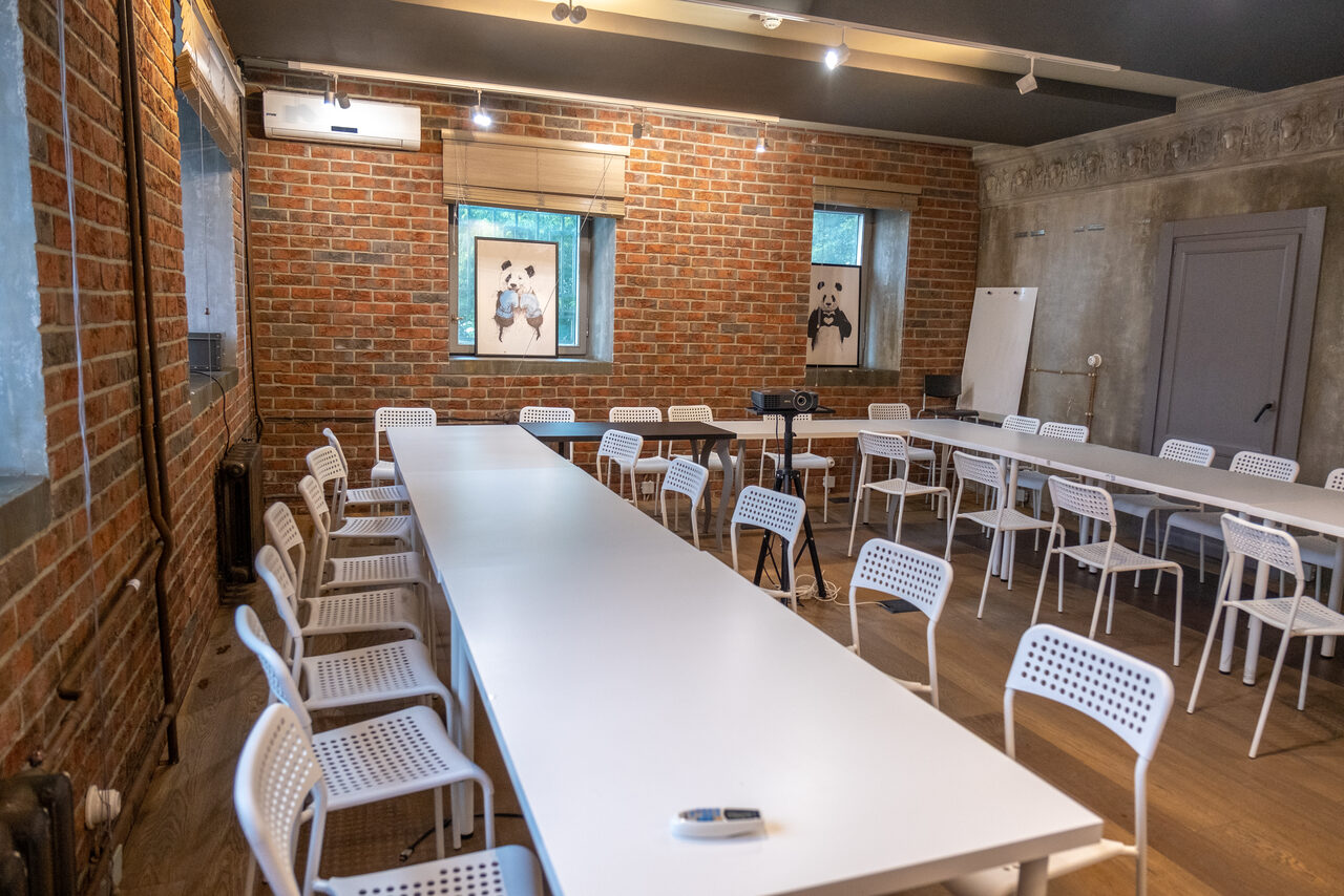 Арендовать Лофт на баррикадной. Зал в особняке для деловых мероприятий