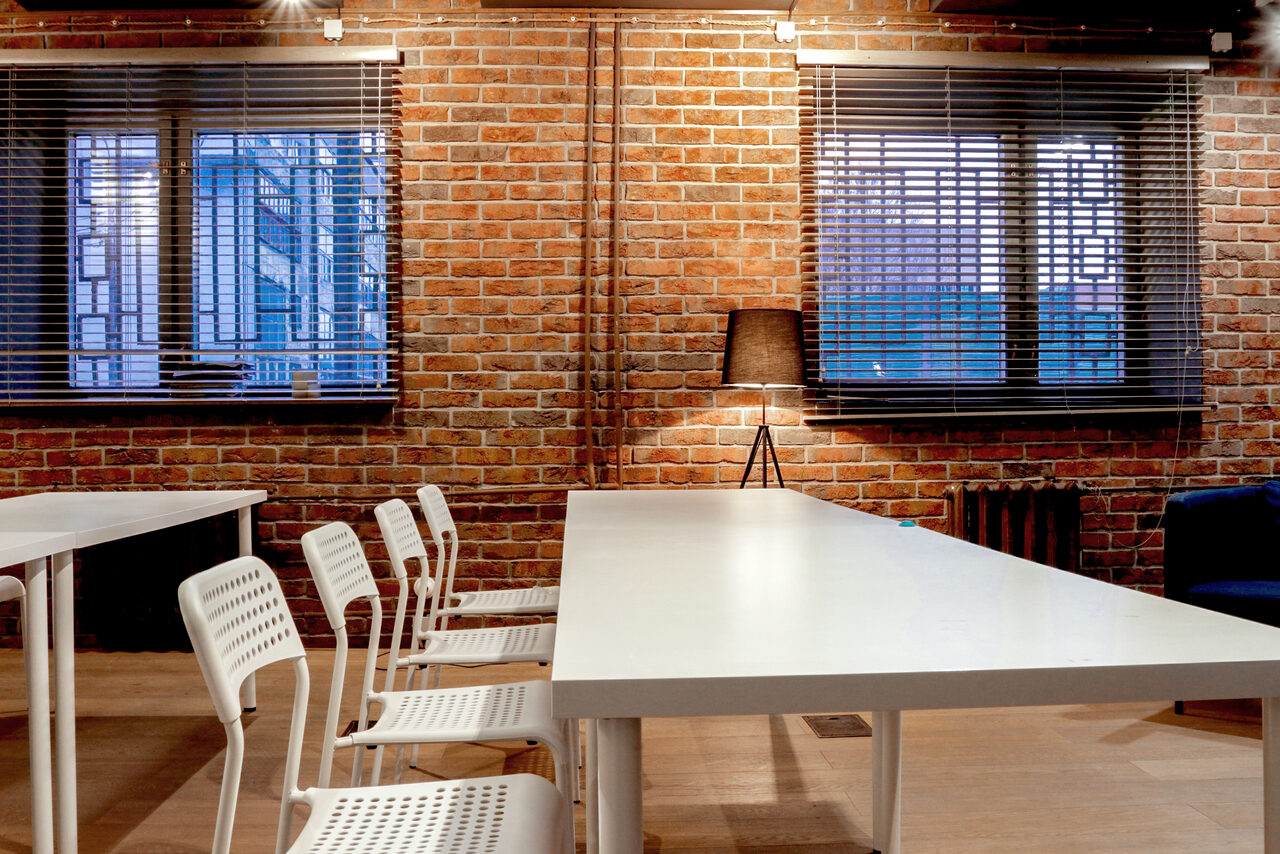 Арендовать Лофт на баррикадной. Зал в особняке для деловых мероприятий