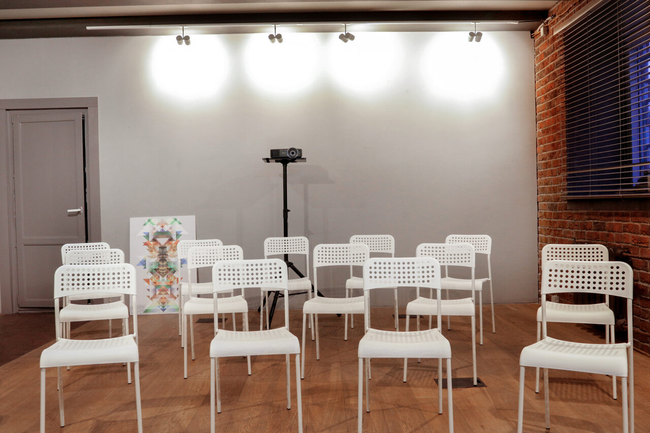 Арендовать Лофт на баррикадной. Зал в особняке для деловых мероприятий