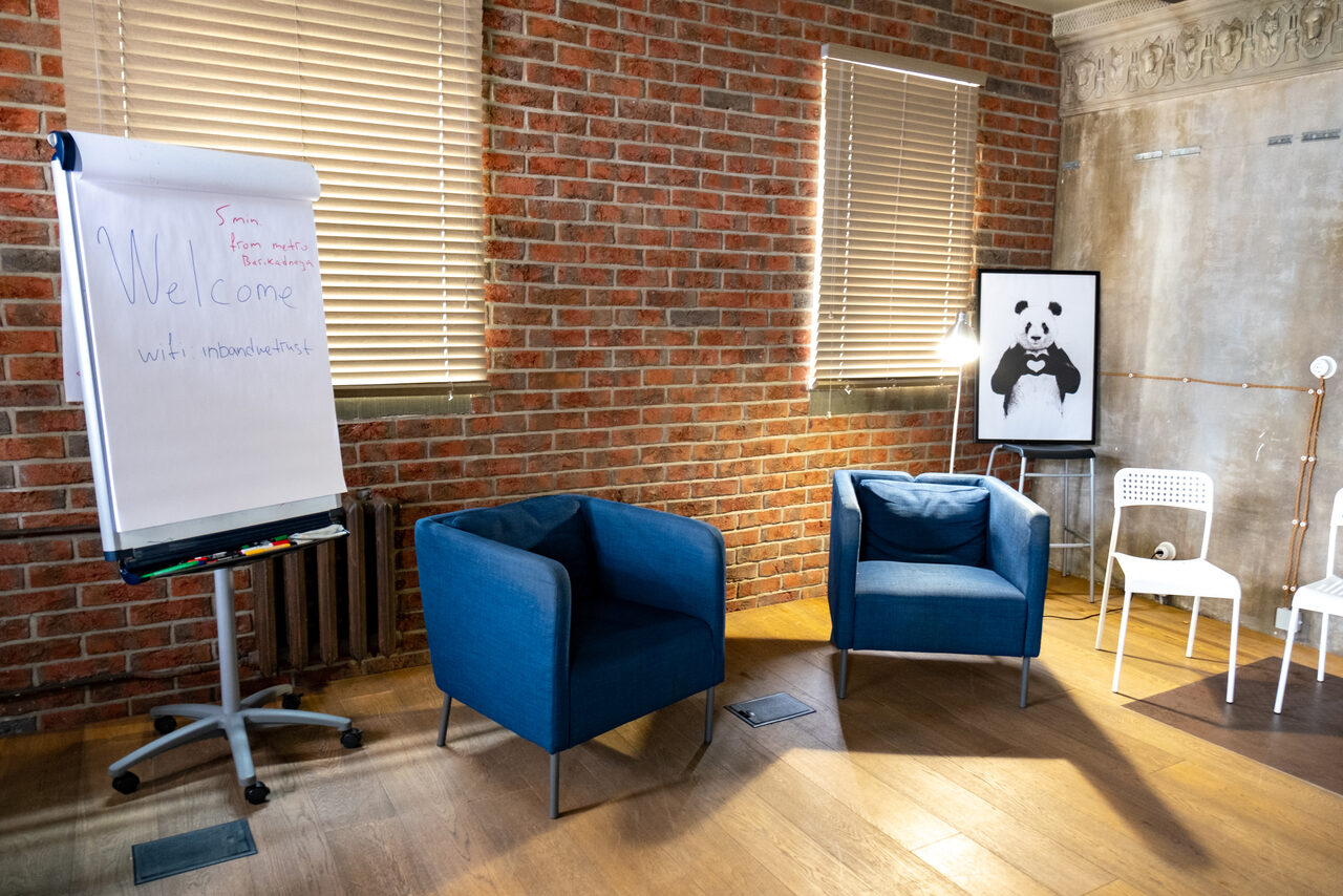 Арендовать Лофт на баррикадной. Зал в особняке для деловых мероприятий