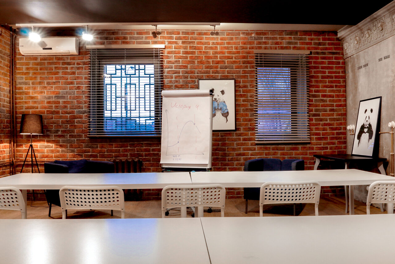 Арендовать Лофт на баррикадной. Зал в особняке для деловых мероприятий