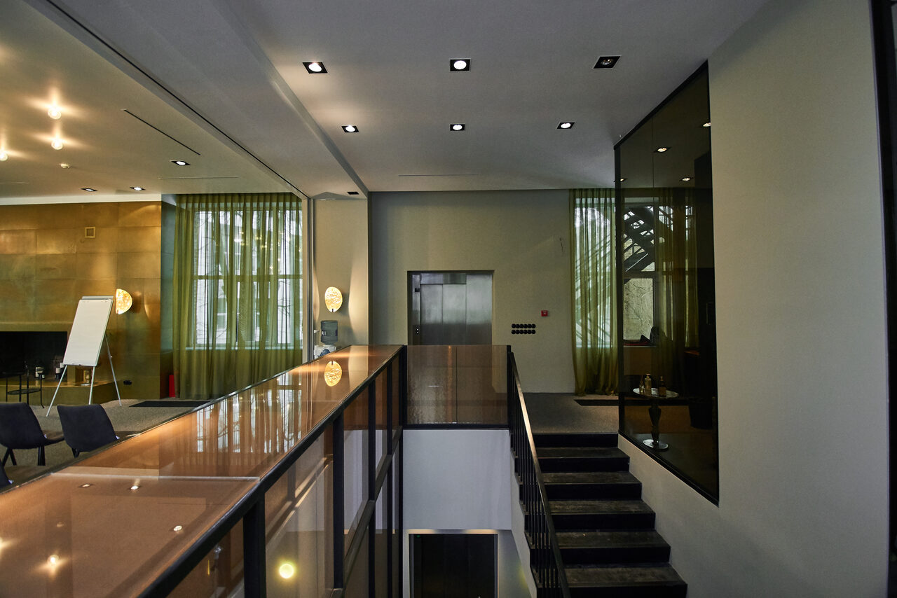 Арендовать Бизнес Молодость Двухэтажный особняк с панорамными окнами