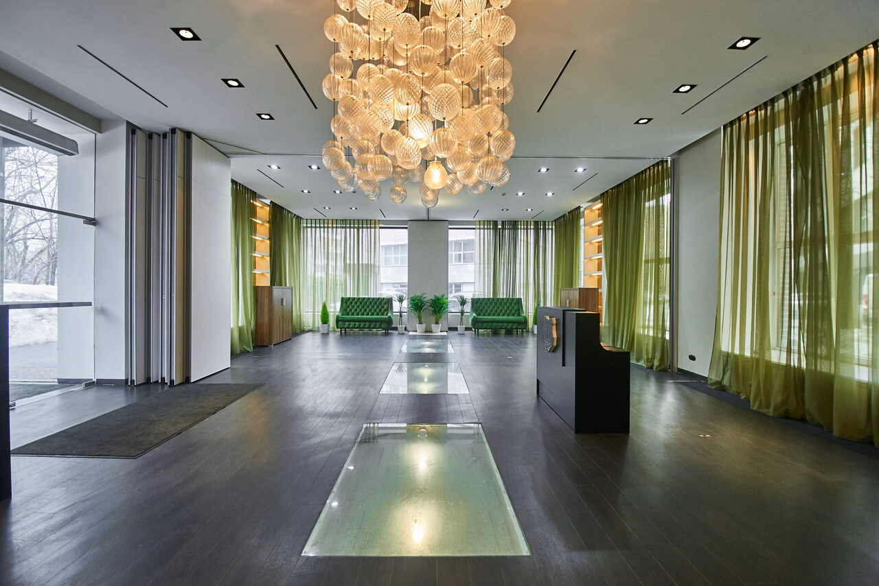 Арендовать Бизнес Молодость Двухэтажный особняк с панорамными окнами