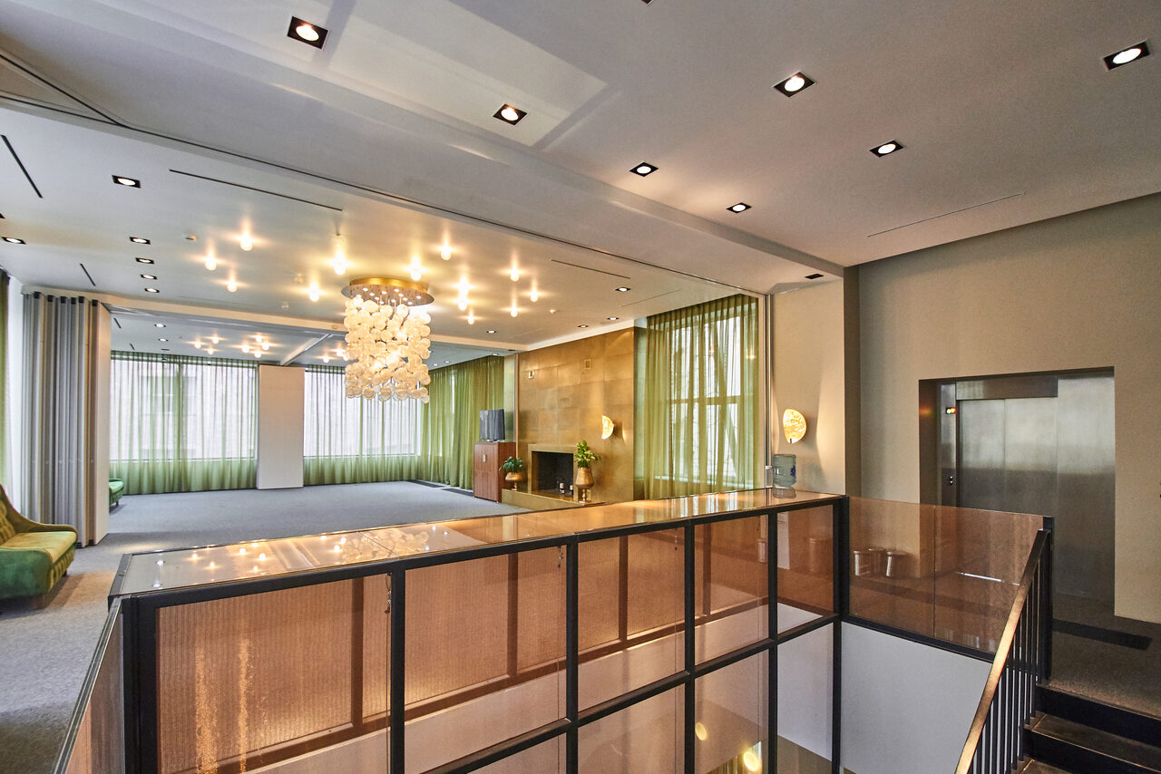 Арендовать Бизнес Молодость Двухэтажный особняк с панорамными окнами