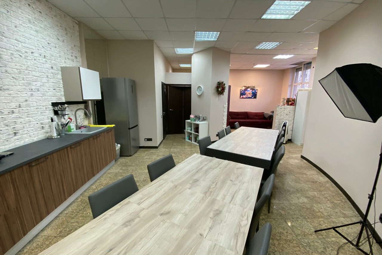 Арендовать Bright loft studio with kitchen