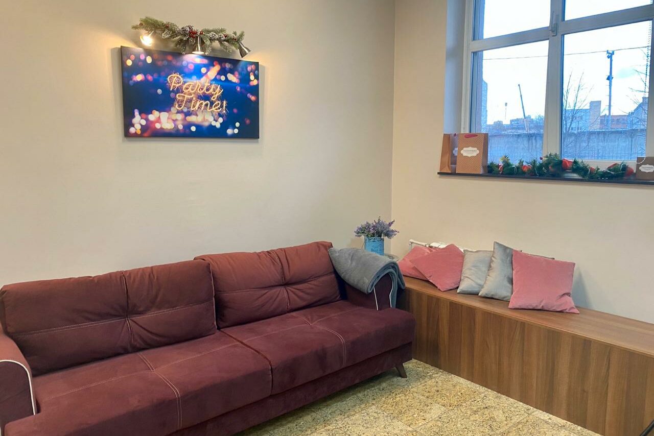 Арендовать Bright loft studio with kitchen