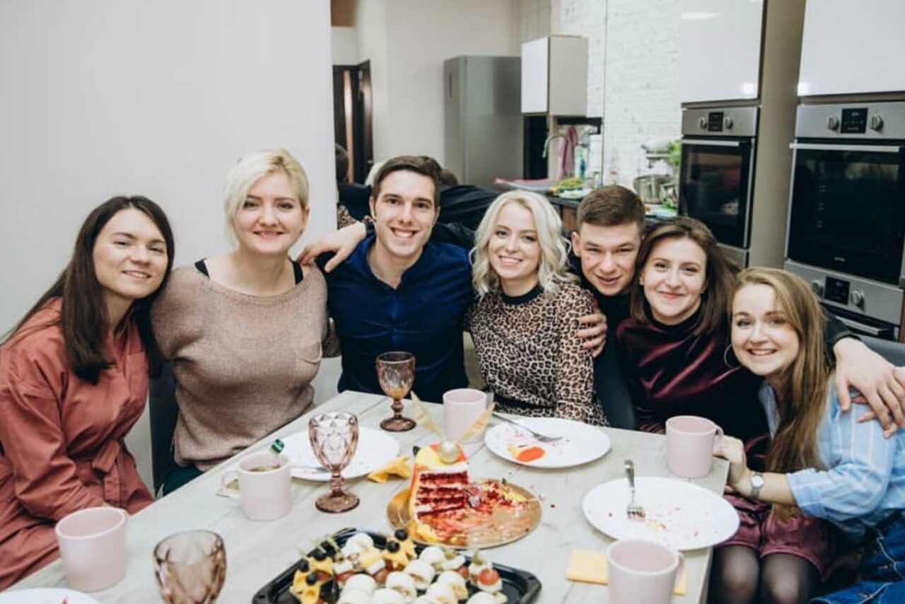 Арендовать Bright loft studio with kitchen