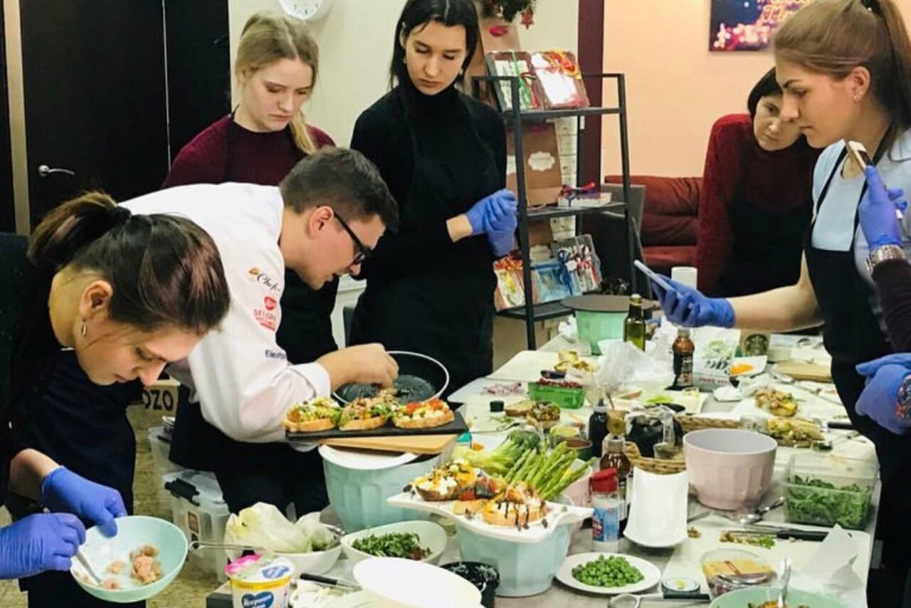 Арендовать Bright loft studio with kitchen