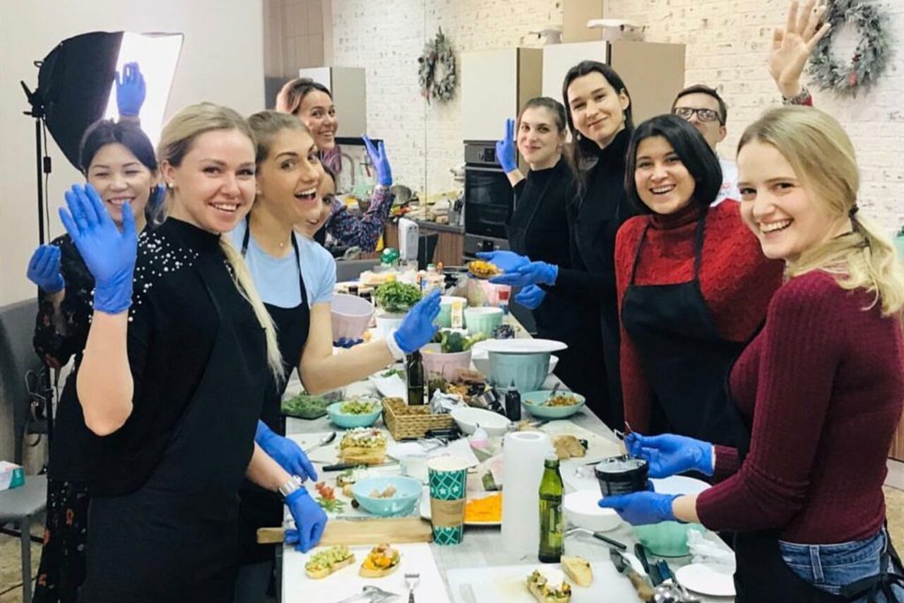 Арендовать Bright loft studio with kitchen