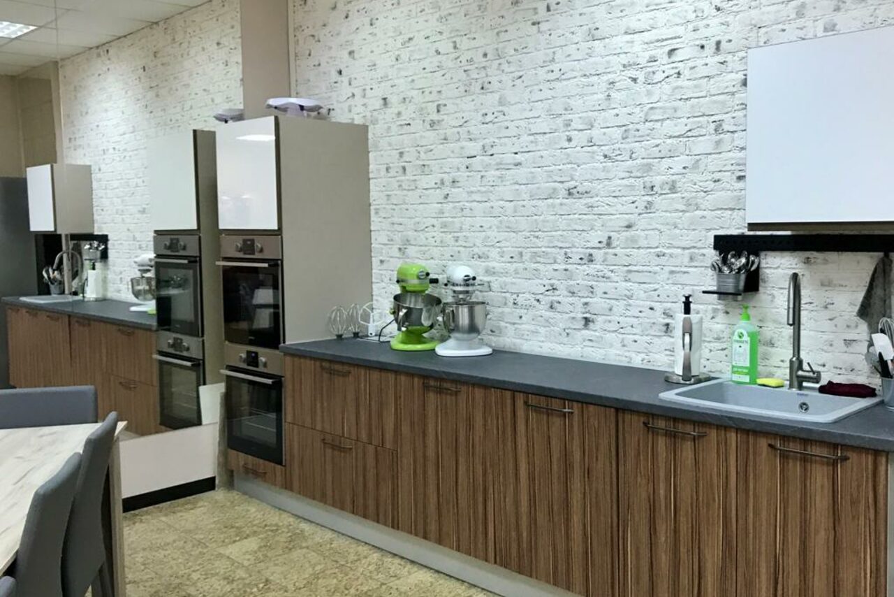 Арендовать Bright loft studio with kitchen