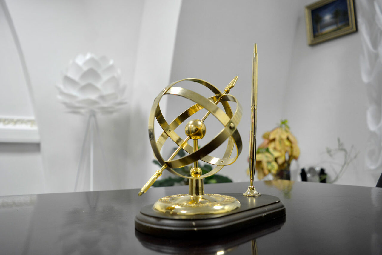 Арендовать Переговорная комната с представительской мебелью