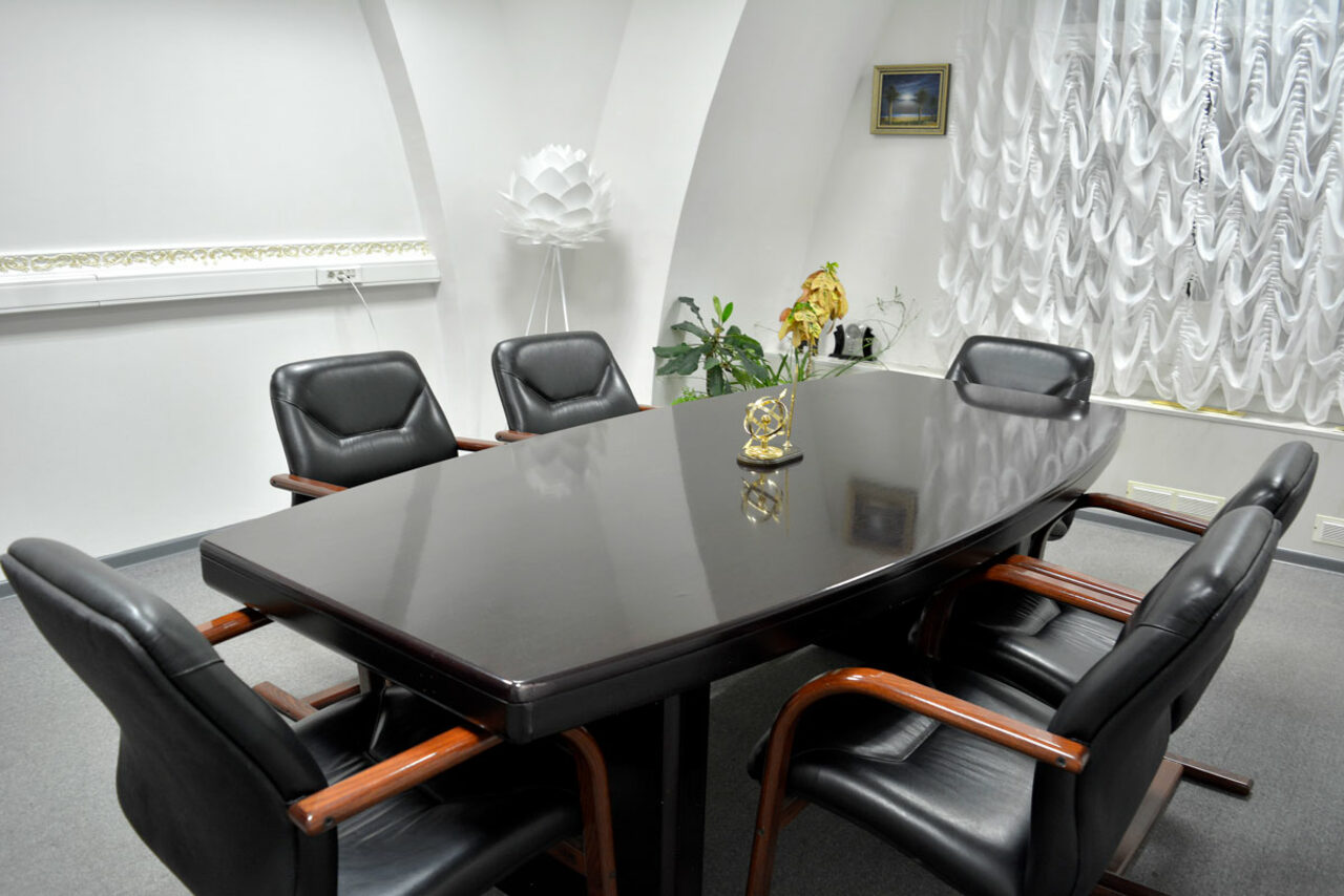 Арендовать Переговорная комната с представительской мебелью