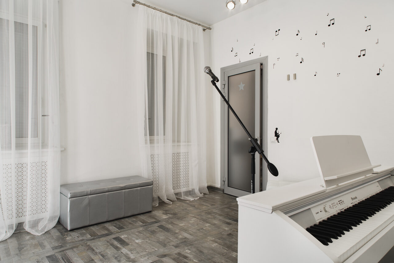 Арендовать Стильная атмосферная студия вокала в центре Москвы