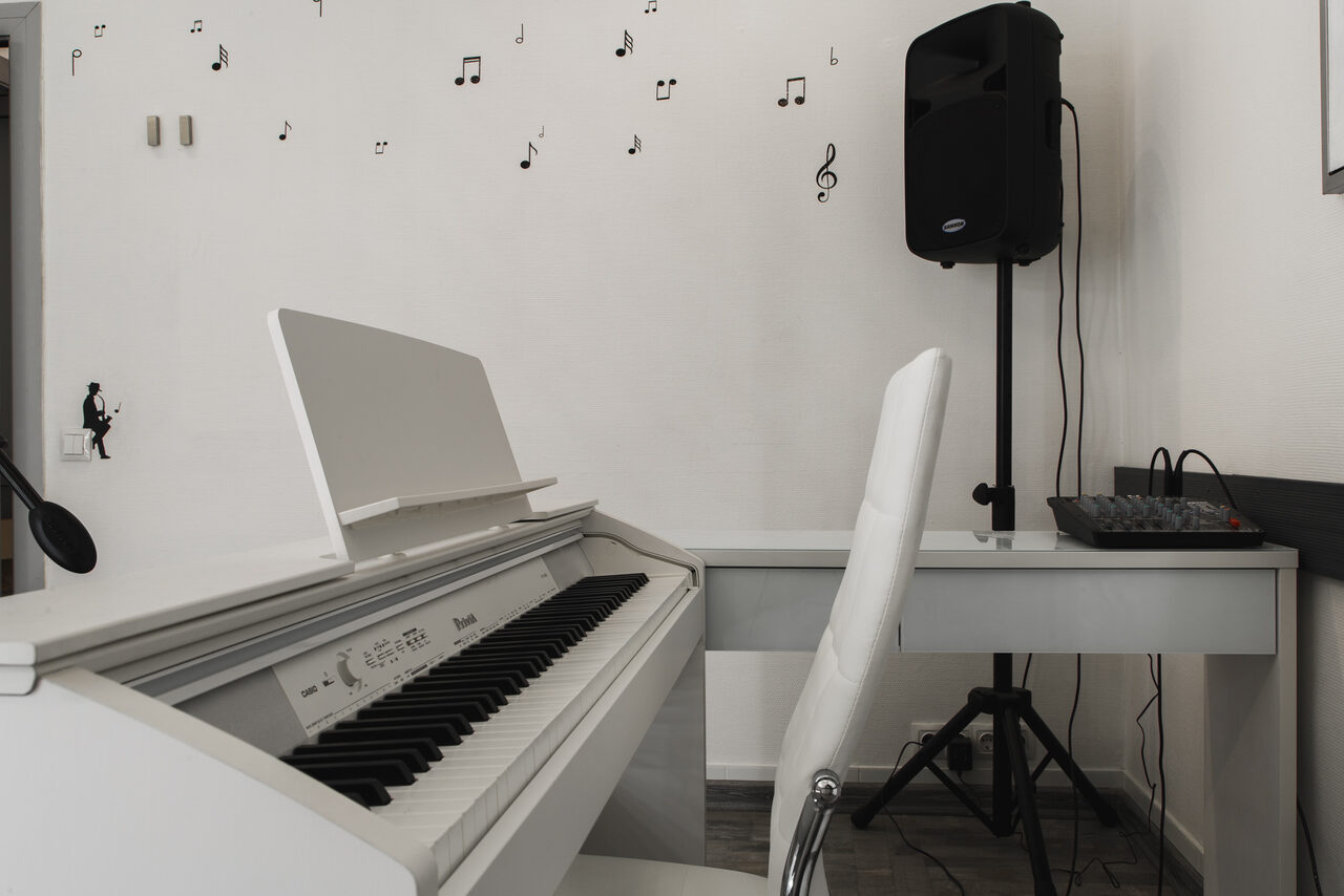 Арендовать Стильная атмосферная студия вокала в центре Москвы