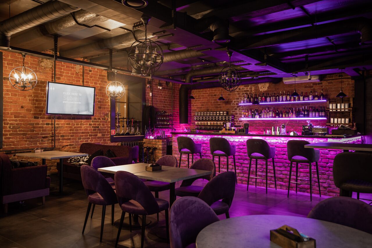 Арендовать Лофт-бар с неоновой барной стойкой