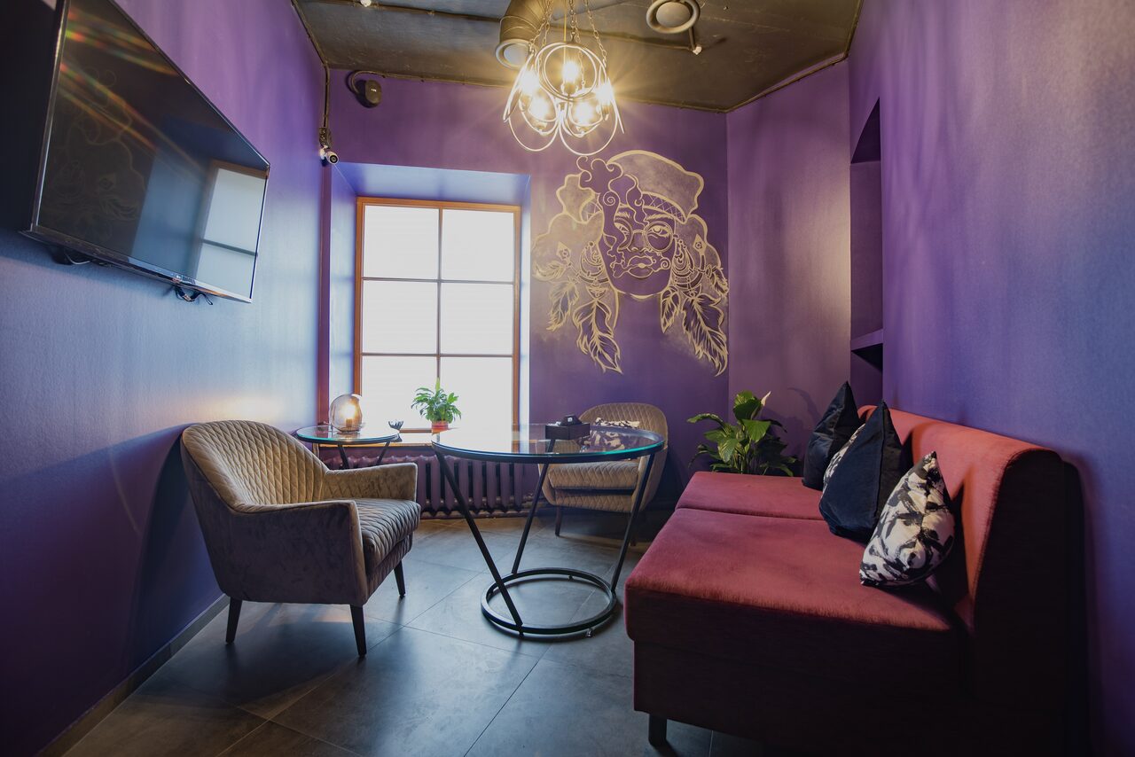 Арендовать Лофт-бар с неоновой барной стойкой