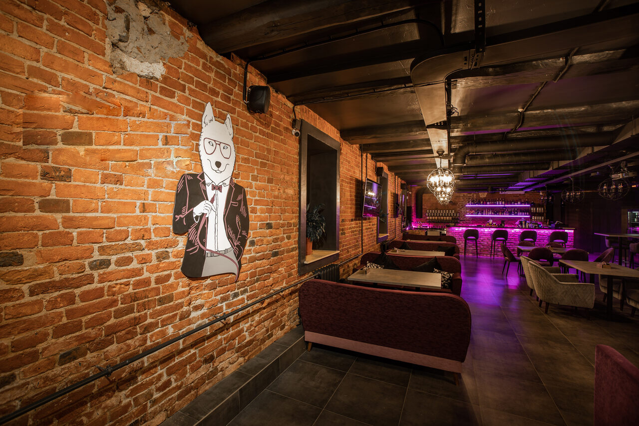 Арендовать Лофт-бар с неоновой барной стойкой