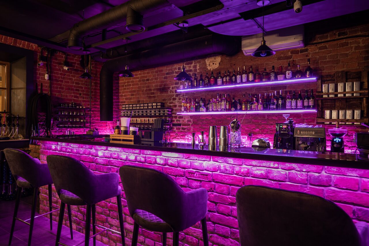 Арендовать Лофт-бар с неоновой барной стойкой