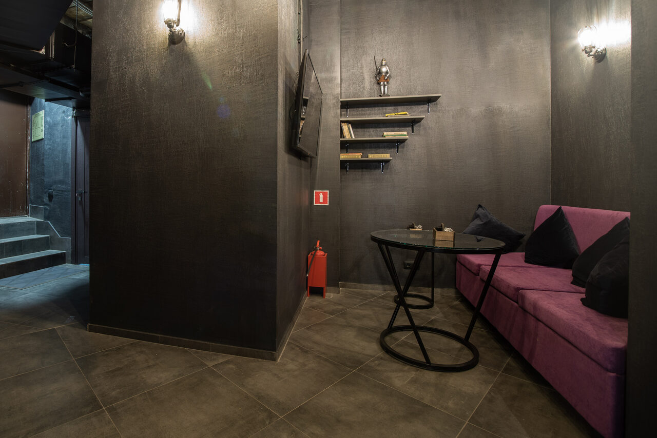 Арендовать Лофт-бар с неоновой барной стойкой