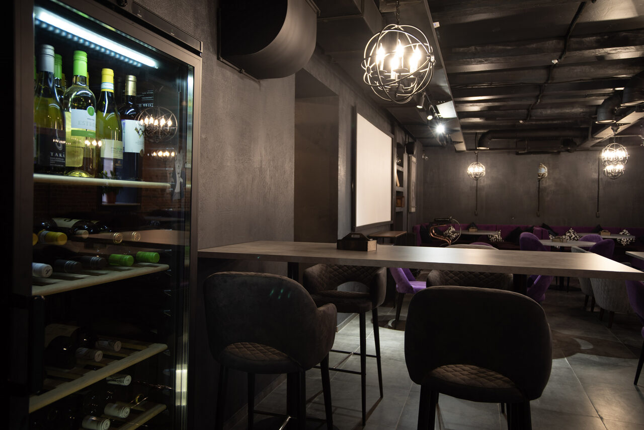 Арендовать Лофт-бар с неоновой барной стойкой