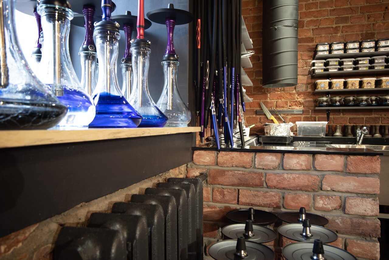 Арендовать Лофт-бар с неоновой барной стойкой