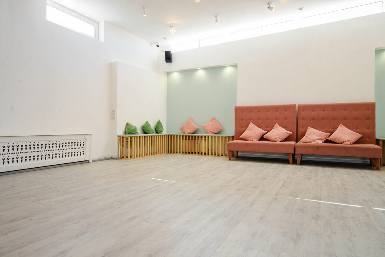 Арендовать Грядки-Прятки Большой светлый зал для мероприятий